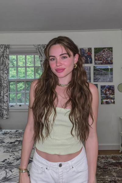 Hellbraune Haare mit sanften Wellen und Glow