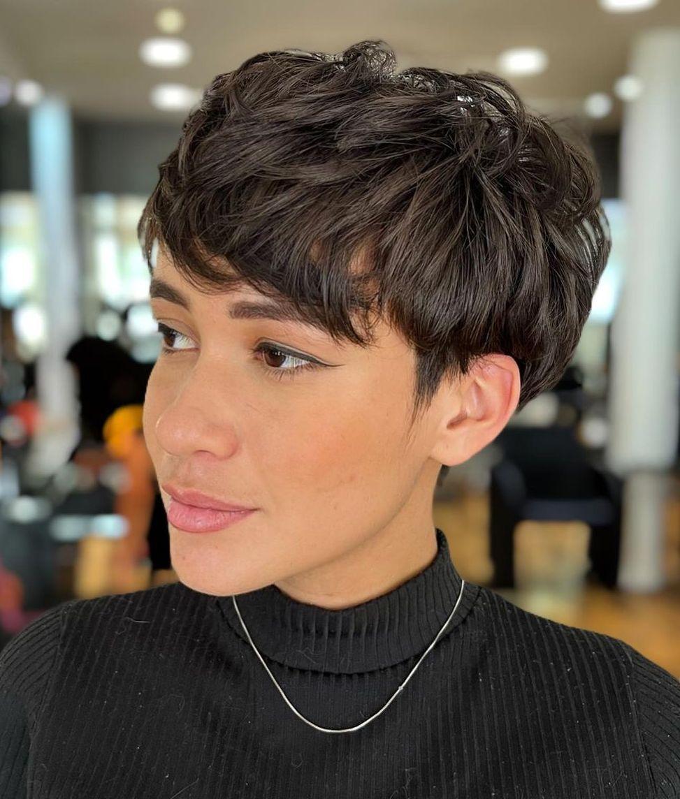 Dunkler strukturierter Pixie Cut