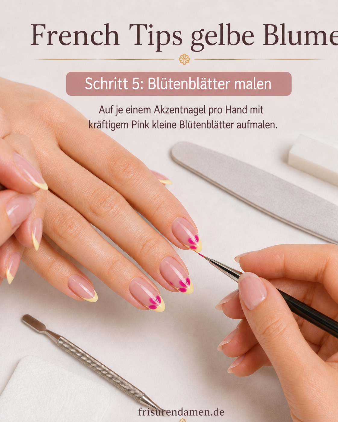 Pinke Blütenblätter auf dem Akzentnagel für die French Tips gelbe Blume malen