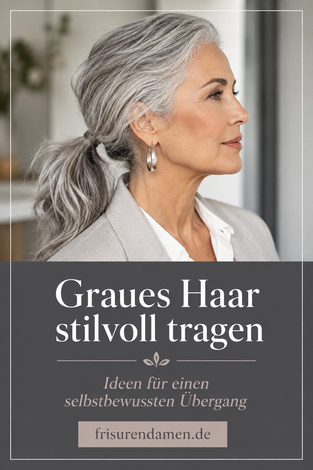 Reife Frau mit grauem Haar in lockerem Pferdeschwanz als stilvolle Frisur für feines Haar