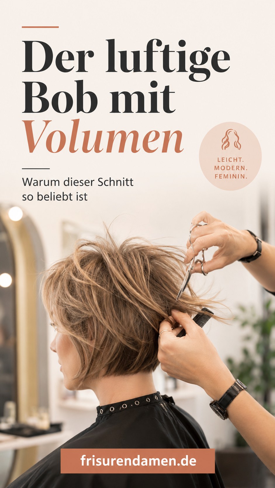 Friseurin schneidet luftigen Bob mit Volumen als texturierte Frisur für feines Haar