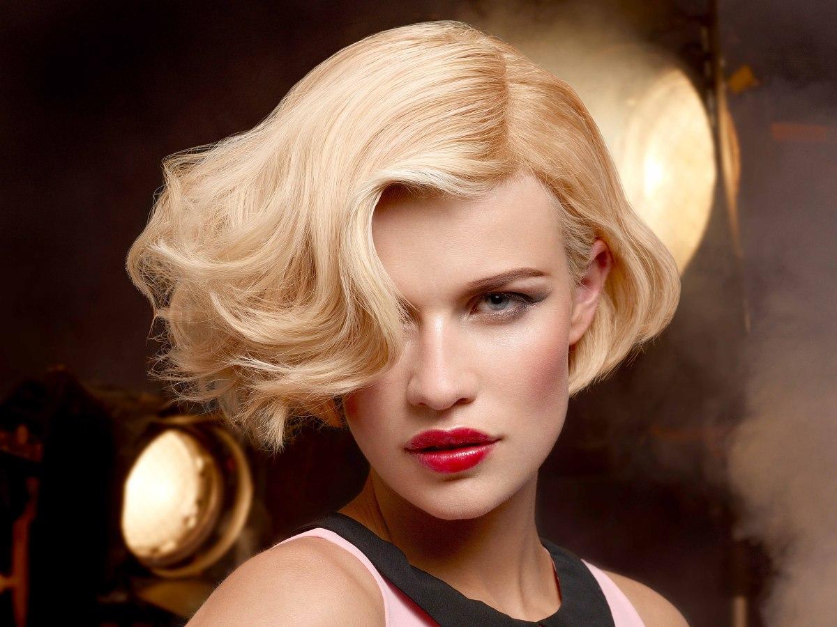 Retro inspirierter blonder Bob