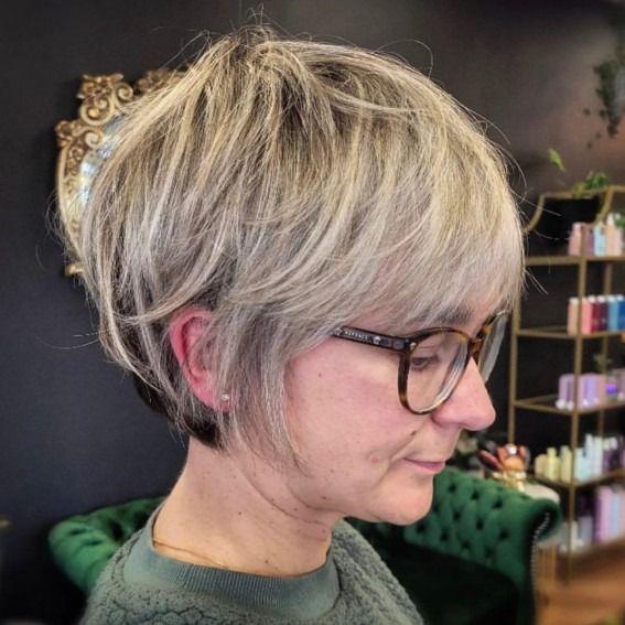 Eleganter Bixie Cut graues Haar