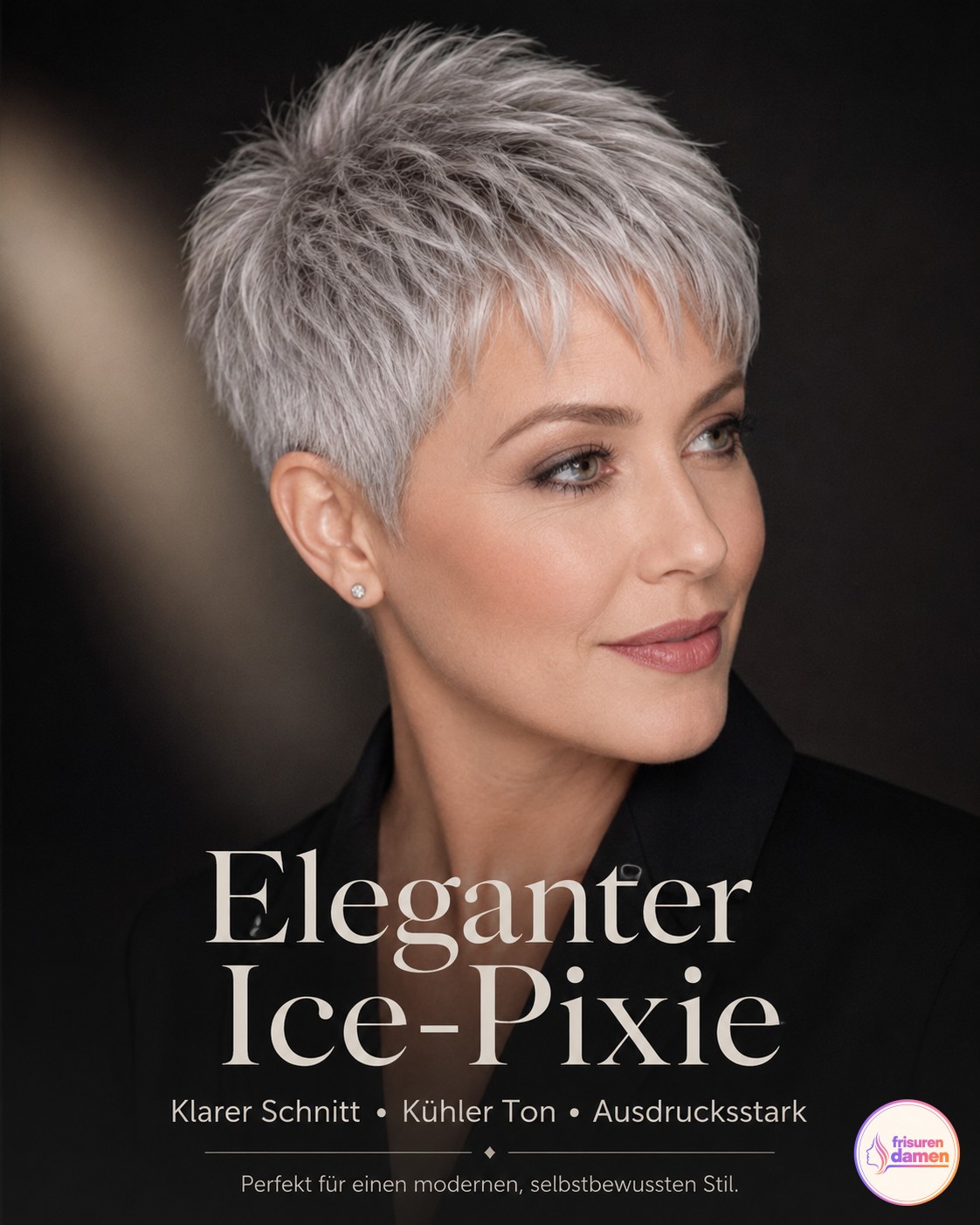 Eleganter Ice-Pixie mit grauen Locken zeigt einen ausdrucksstarken Kurzhaarschnitt für Frauen ab 50