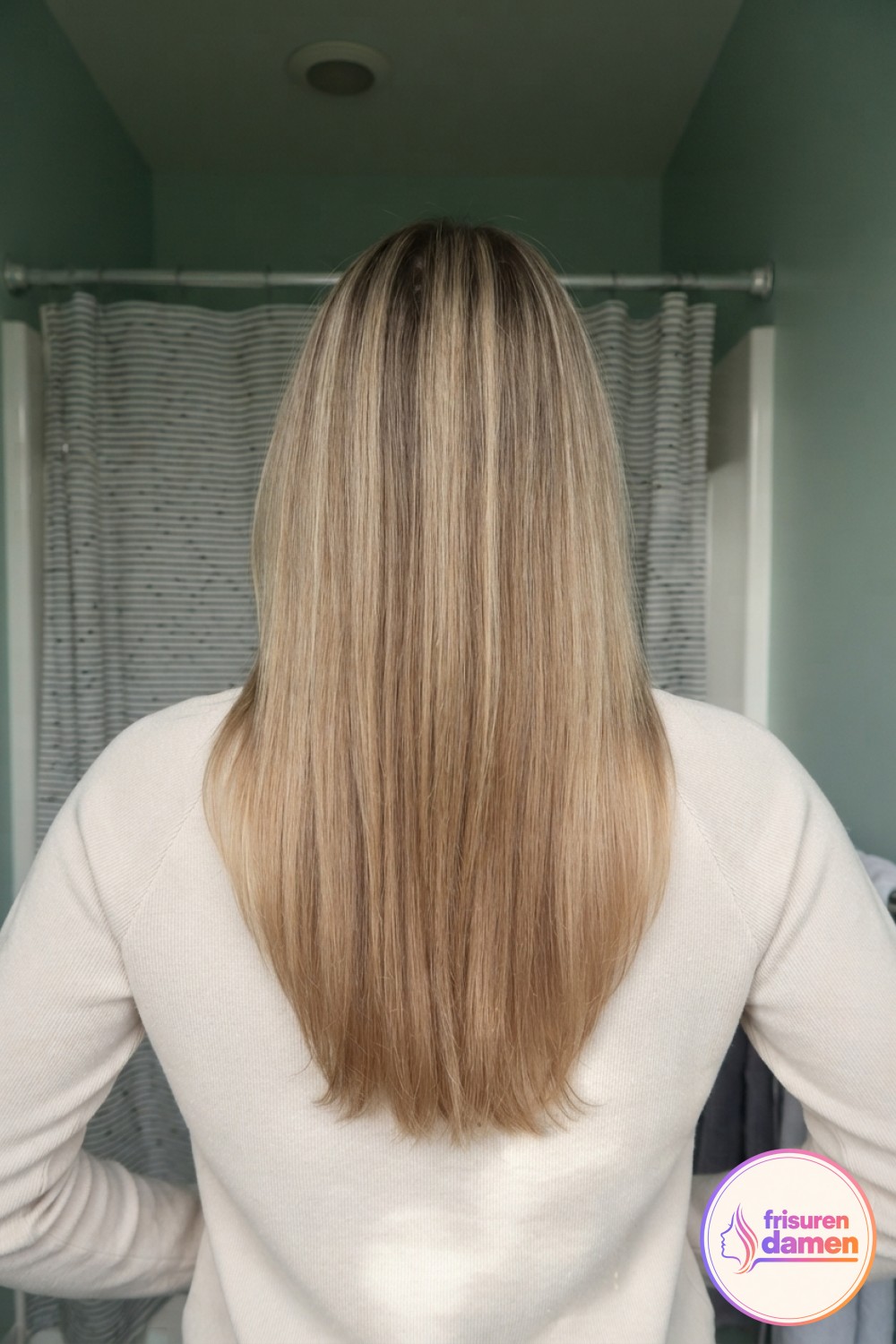 Langes blondes Haar wird glatt gebürstet als Basis für den lockeren Messy Bun Tutorial vorbereitet.