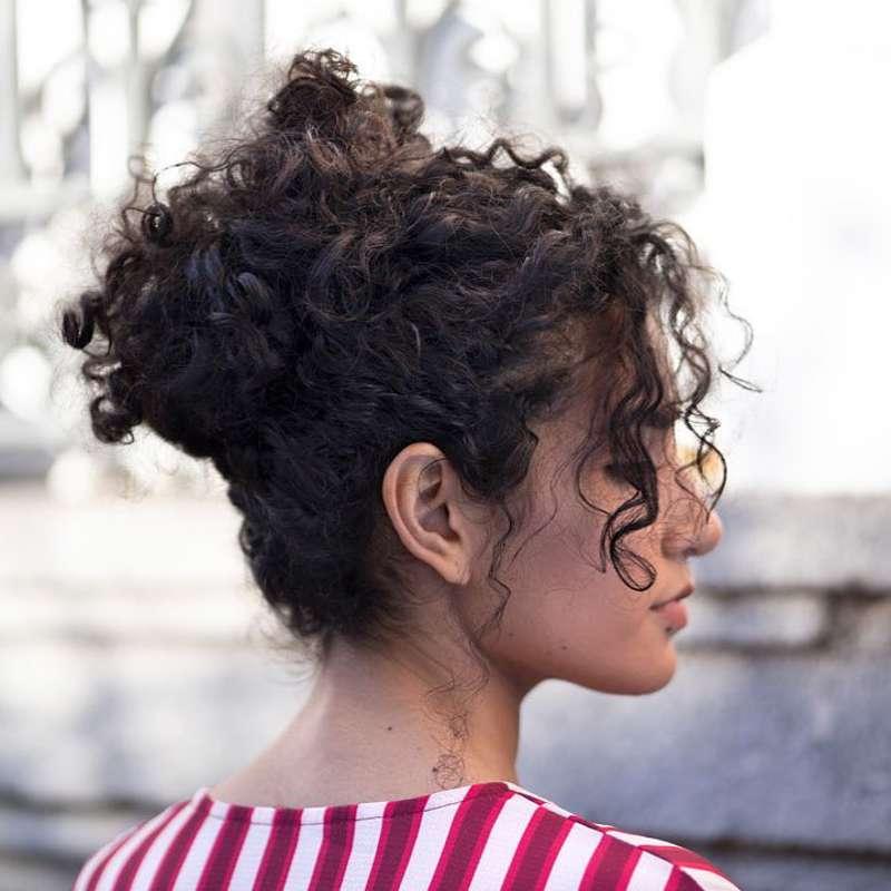 Kurzer Messy Bun Locken