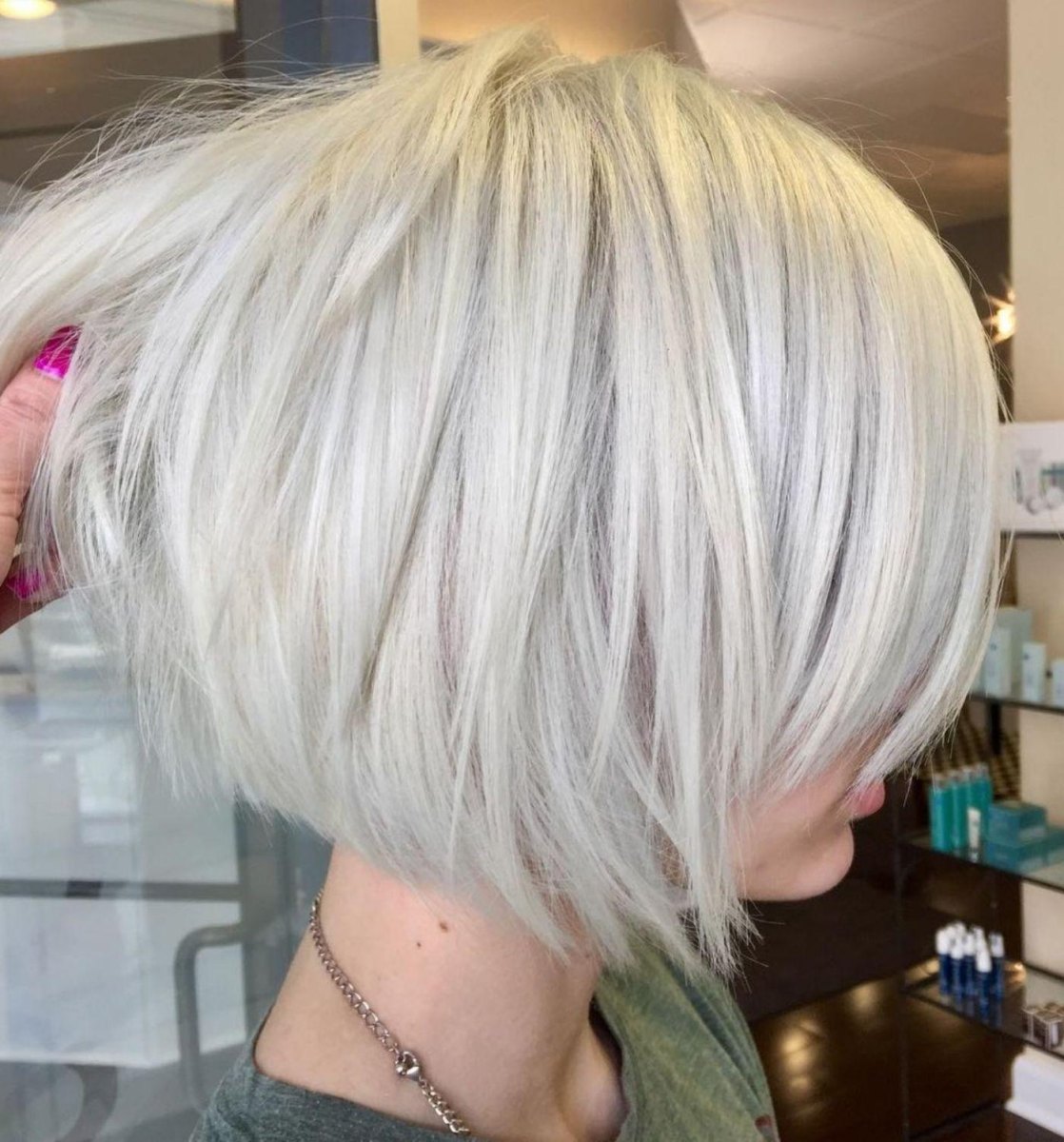 Moderner Platinblond Bob
