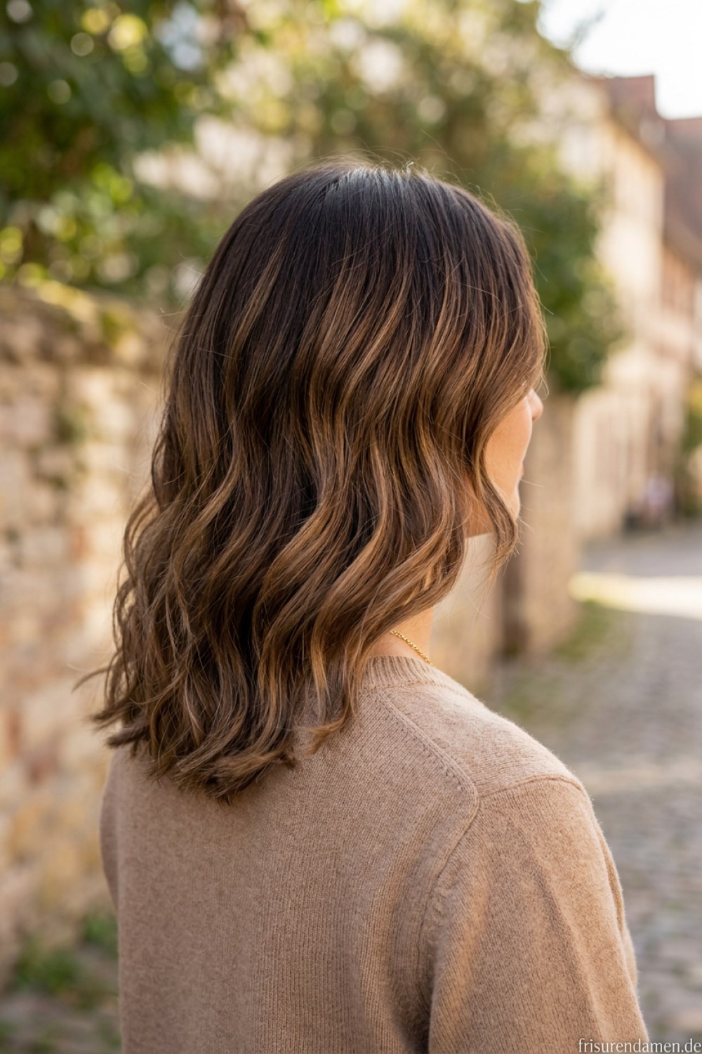 Balayage in Braun für natürliche, weiche Dimension