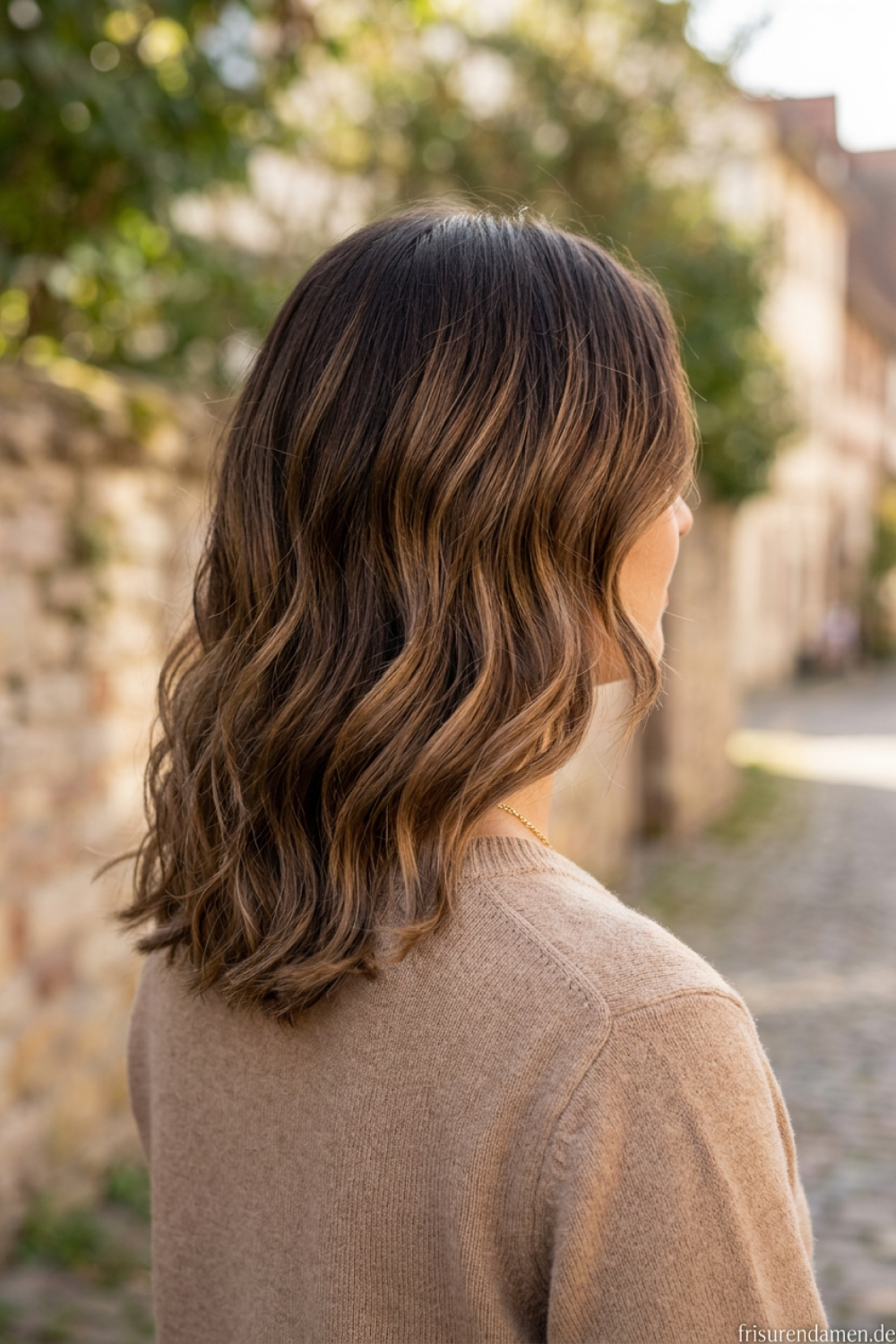 Balayage in Braun für natürliche, weiche Dimension