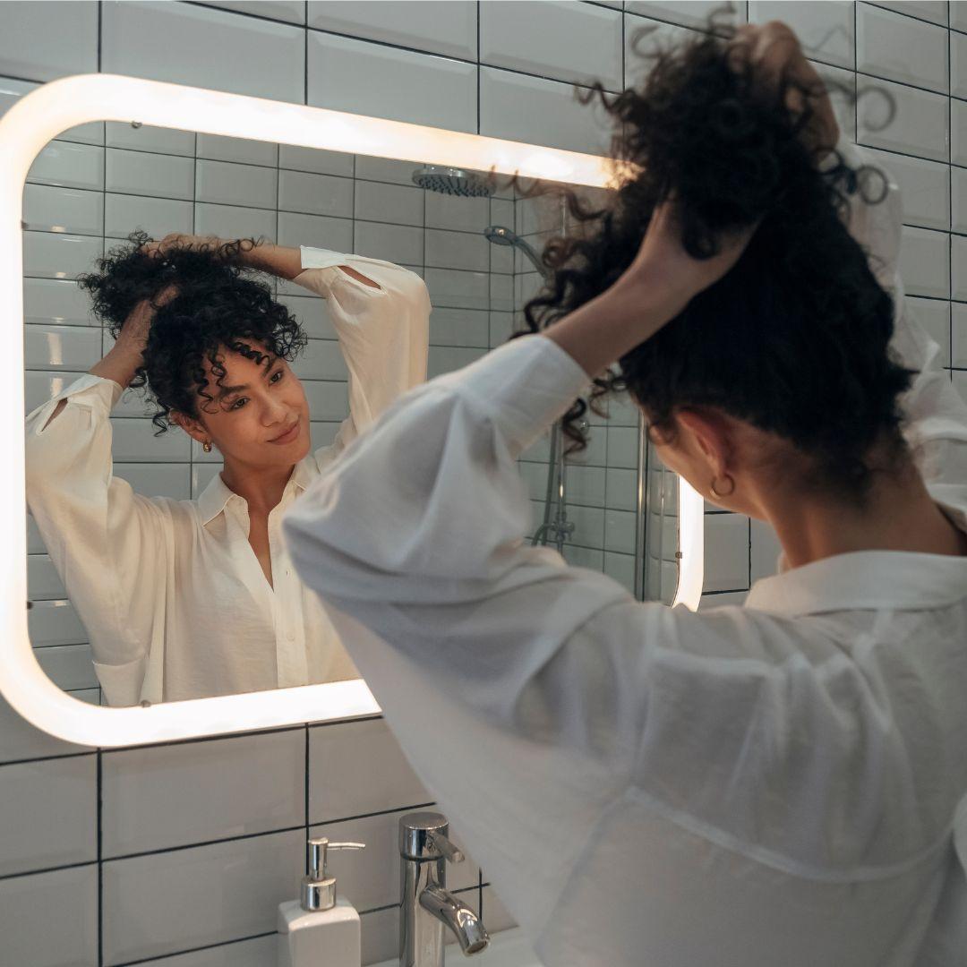 Lockenpflege für Messy Bun