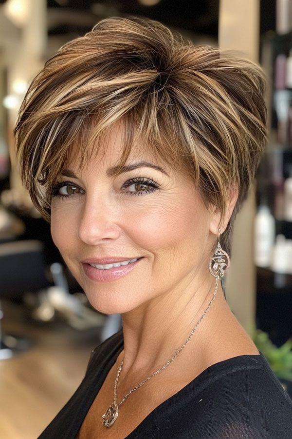 Pixie Cut Highlights Frau