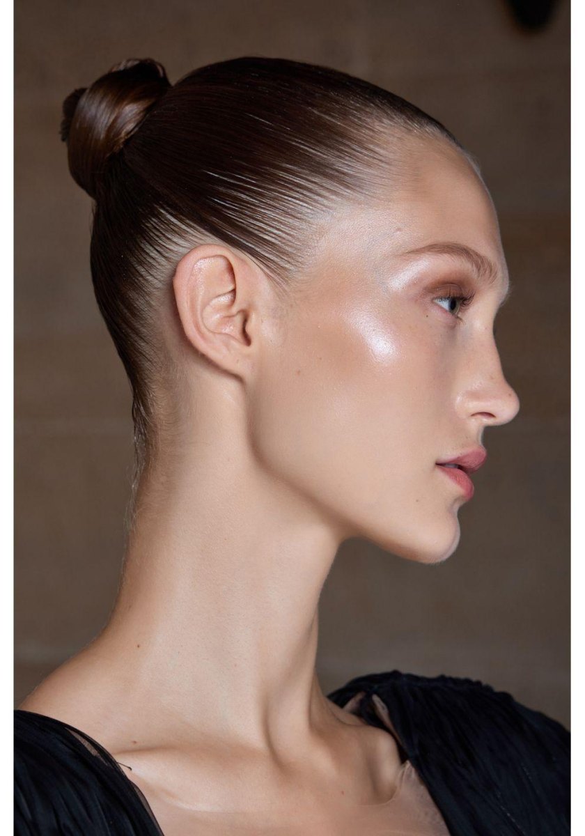 Glänzender Slick Back Topuz Beauty Look