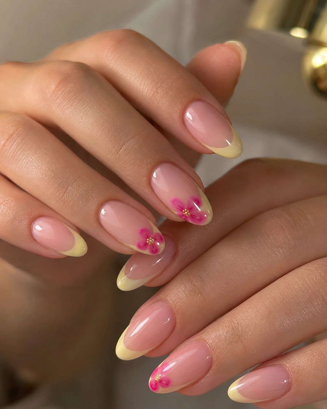 Pastellgelber French mit Kirschblüten-Nailart als zartes Sommer Nägel 2026 Design für Frühlingstage